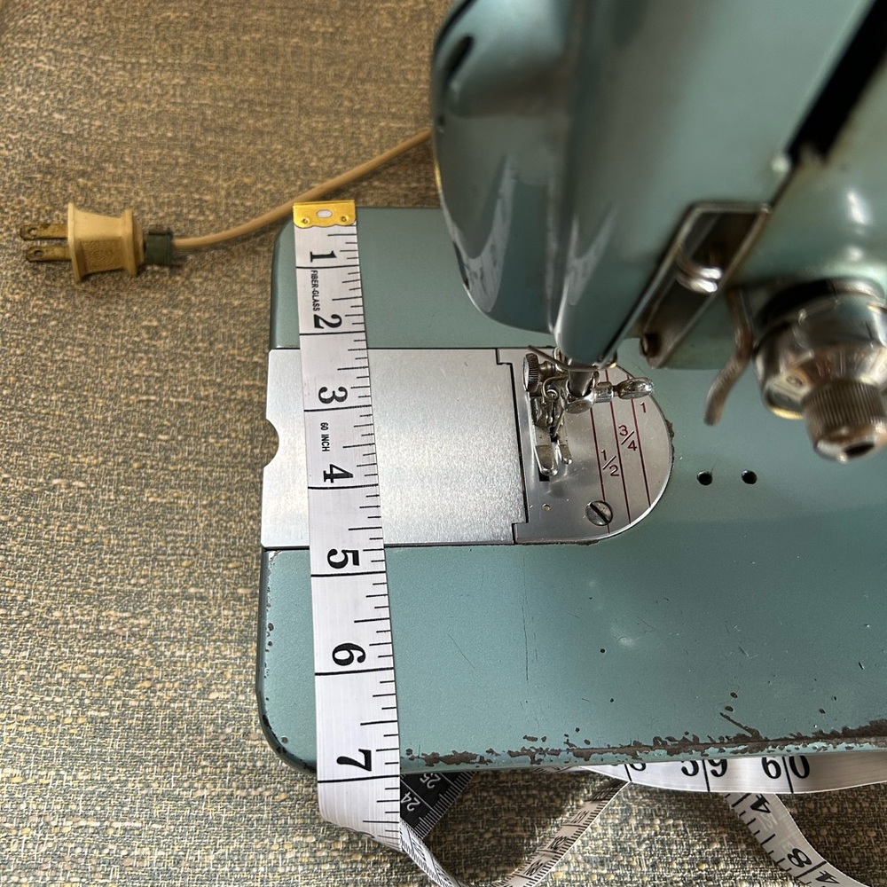 Sewing Machine - Picture 10 of 12